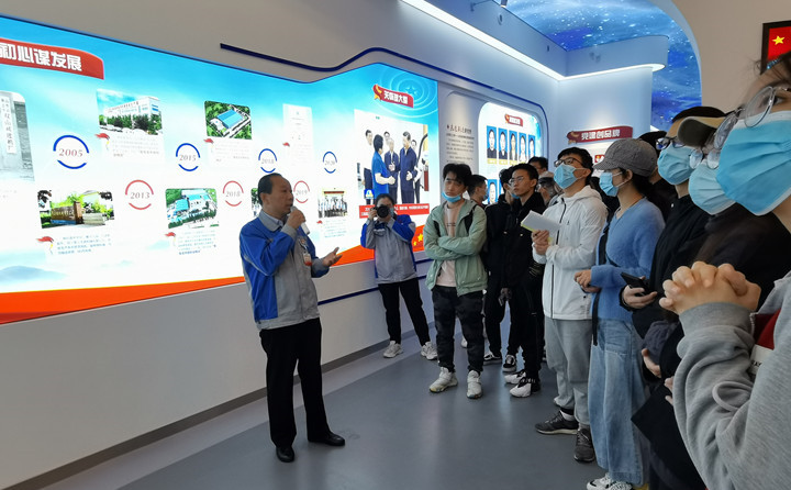 景书记从manbet的品牌、企业理念、公司规模、全球结构等方面先容了公司