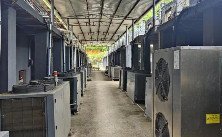 智能化烘烤和以前老式的烤房纷歧样，，，它是使用内里温度和湿度传感器传到主控仪，，，主控仪再来感知它的温度和湿度，，，进而控制燃烧机火力的巨细和排湿的巨细来调制烘烤烟叶，，，以是越发精准，，，越发迅速，，，并且烘烤的烟叶质量也要好得多。。。。。