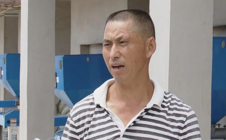 烟农代兴祥说：“生物质燃料烤烟用起来比原煤要利便的多，，，像以前烧原煤时，，，天天晚上都要起来添煤，，，现在这个烤房只要把箱子内里加满，，，它基本上可以管四个小时，，，现在我们一小我私家可以烧十几间烤房，，，人工这方面要节约许多。。。。。”