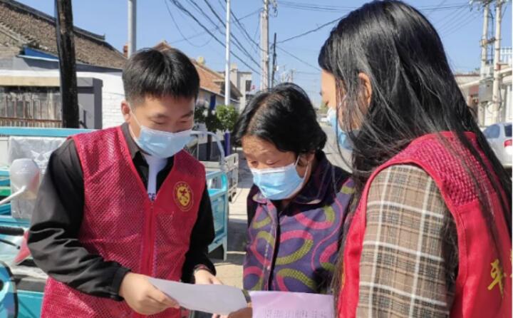 9月2日，，，，，，镇里的事情职员正在给村民宣传生物质清洁取暖和的利益，，，，，，从经济、环保、清静、高效、便捷等方面向群众详细先容，，，，，，并向现场群众和过往行人发放《生物质颗粒炉具政策解读及装置明确纸页》，，，，，，对群众体贴关注的问题举行答疑解惑。。。