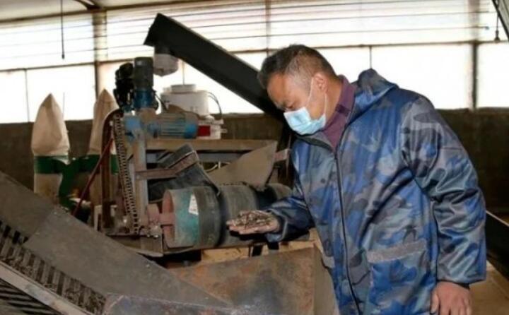 公司日爆发物质颗粒燃料15吨，，，，，，满负荷生产可达30吨，，，，，，主要销往县内洗涤厂、豆腐厂、桑拿房等。。。。。