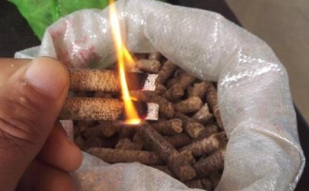 生物质颗；；；；；帕Ｈ剂先∨，，，，，阳信农民冬季温暖又清静